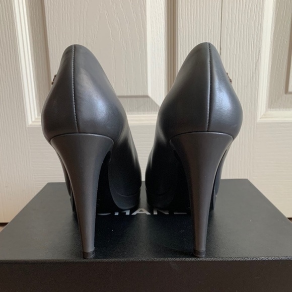 Chanel 2-Tone Leather Pumps - Picture 5 of 14